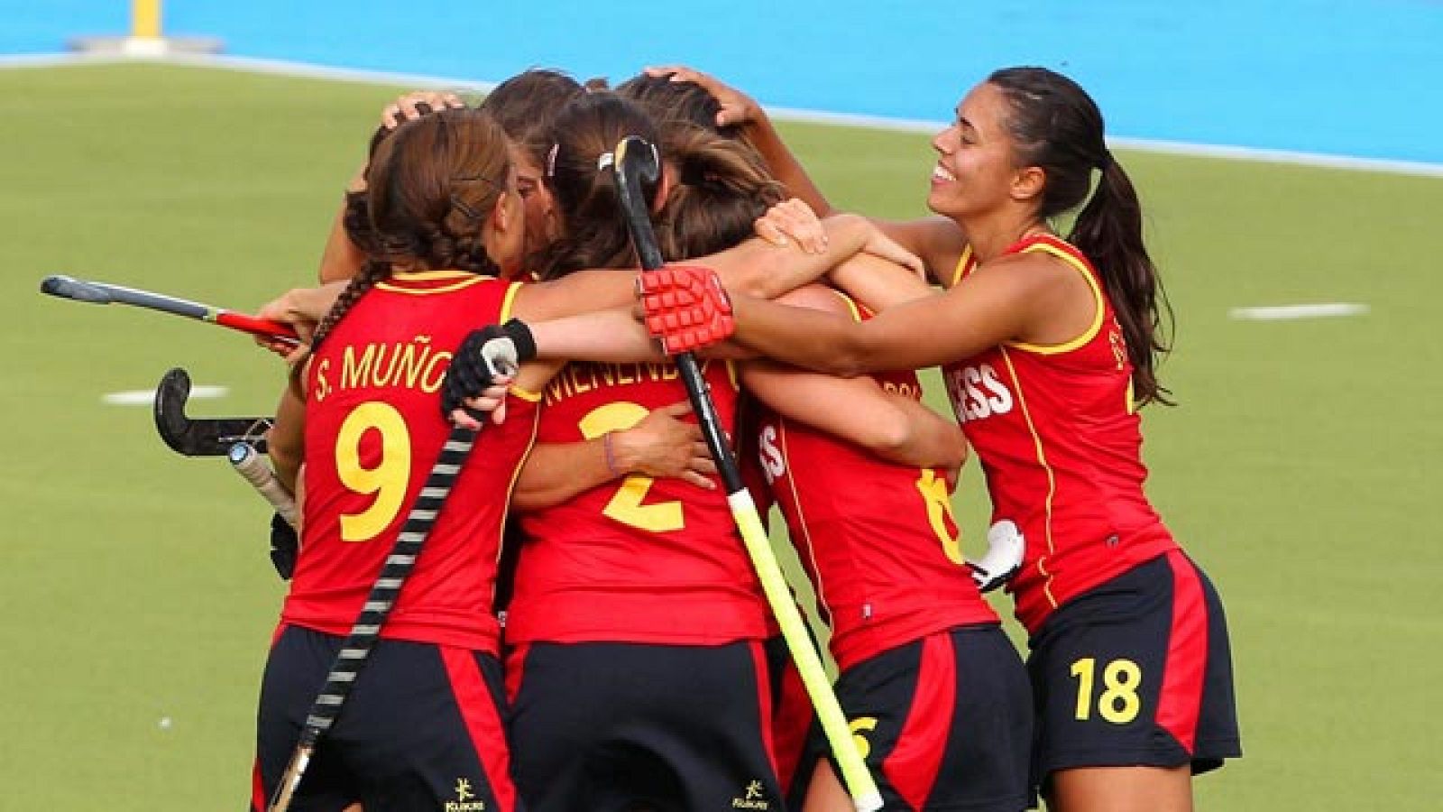 La selección española femenina de hockey dio la campanada al imponerse ayer por 1-0 a la todopoderosa Holanda, actual ganadora del Trofeo de Campeones, en la segunda jornada del Europeo de Alemania. Pone así pie y medio en semifinales y está cada vez