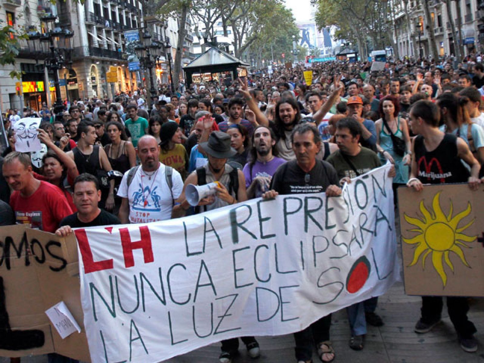 Integrantes del 15M protestan por la JMJ | Ver