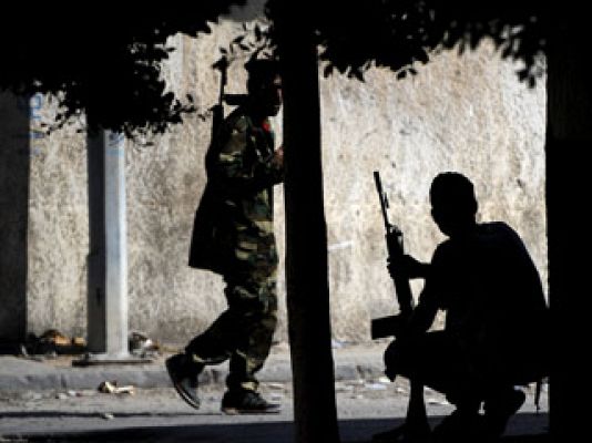 Informativo 24h - Los tanques protegen la residencia de Gadafi en Trípoli mientras los rebeldes combaten en la ciudad