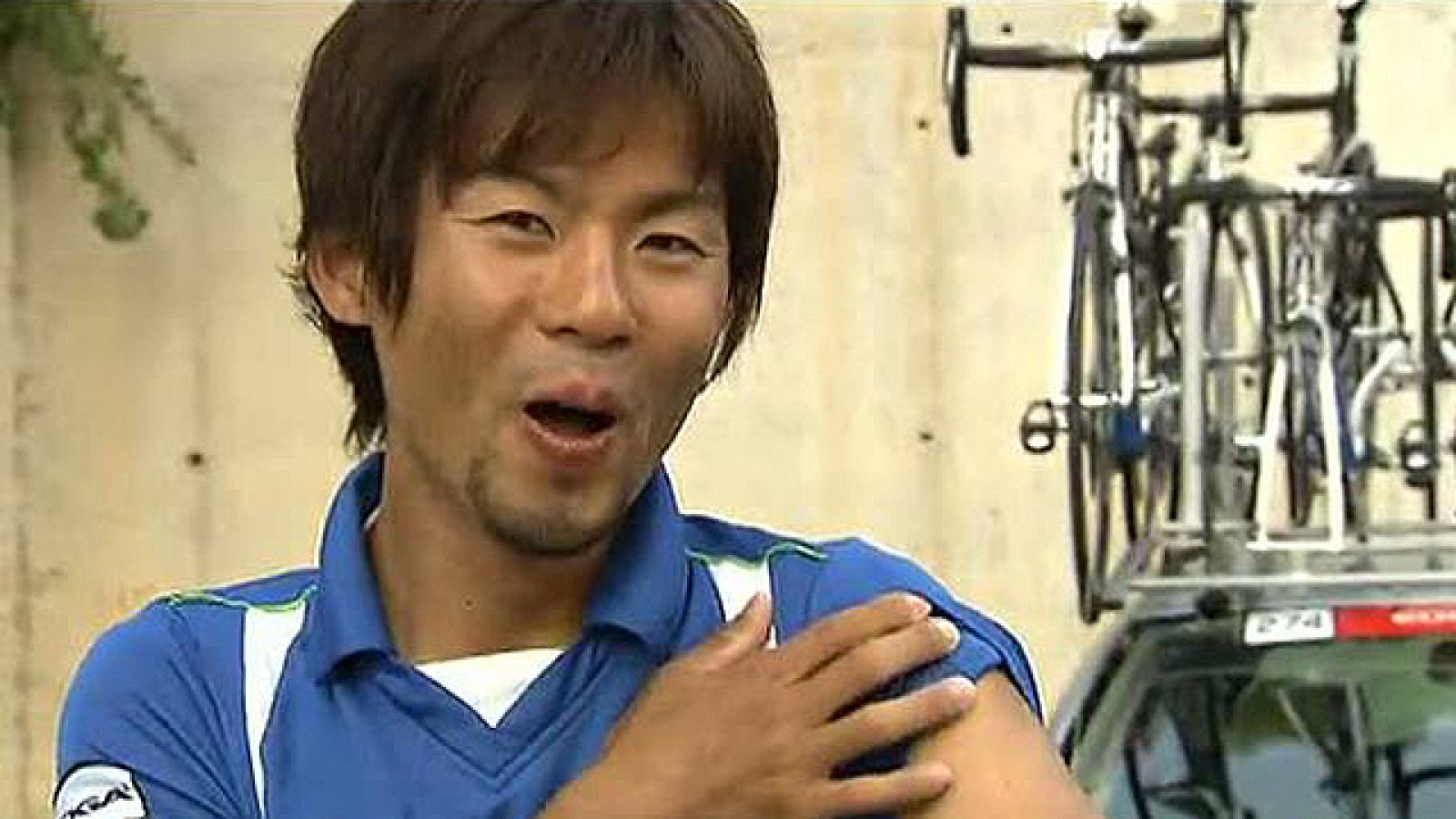 TVE ha estado con el ciclista japonés de la Vuelta a España. Yuki Dori, del equippo Shimano, se lesionó en junio pero el estar en la Vuelta es un sueño que quería cumplir. Ni el sol abrasador que está atizando al pelotón va a minar la moral del corre