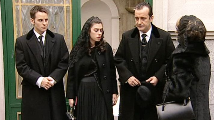 Amar en tiempos revueltos - El barrio da su adiós a Eulalia