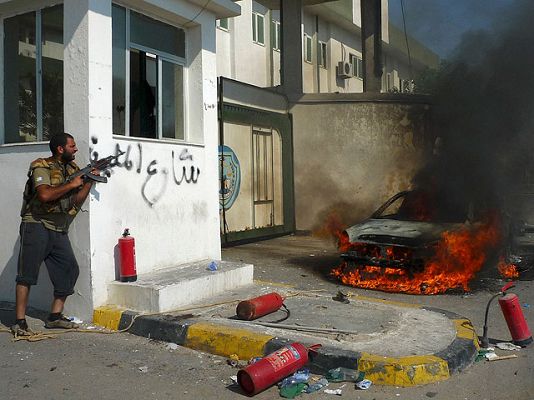 Telediario 1 - Centenares de rebeldes continúan avanzando en Trípoli