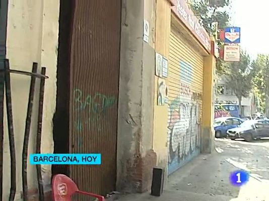 Telediario 1 - Un centenar de inmigrantes sobreviven en una nave en Barcelona