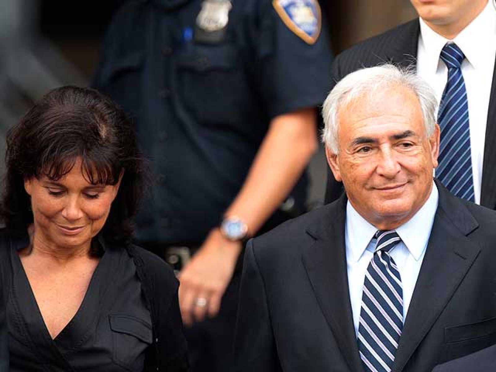 El juez deja en libertad a Strauss-Kahn tras retirar los cargos por agresión sexual