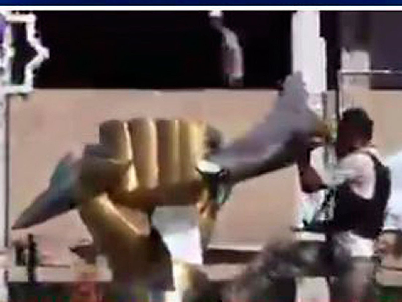 Los rebeldes libios toman el poder del cuartel general de Gadafi en Trípoli | Ver