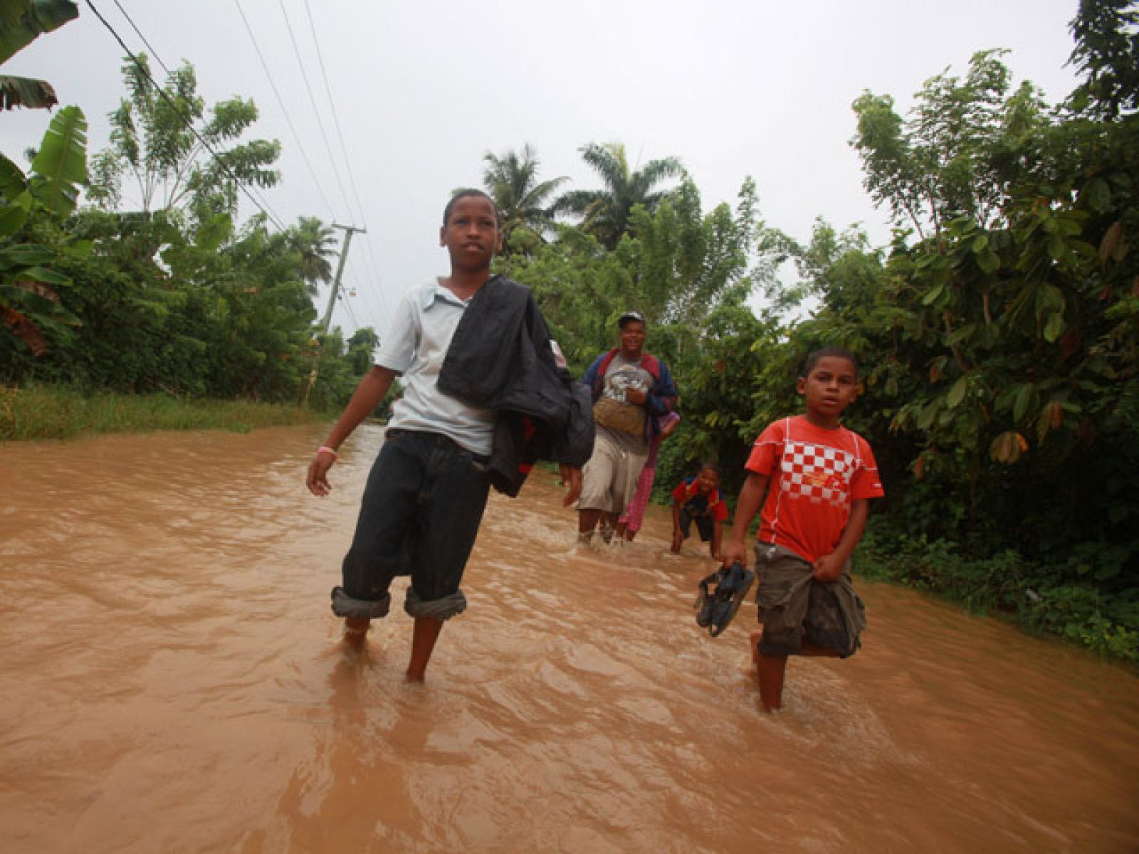 El huracán Irene, de fuerza 2, se dirige a Bahamas y EE.UU.