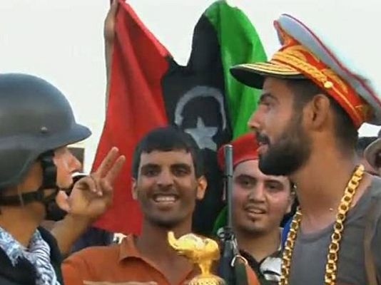 Informativo 24h - Declaraciones de uno de los combatientes rebeldes libios que ha entrado en el dormitorio de Gadafi en Bab al Aziziya