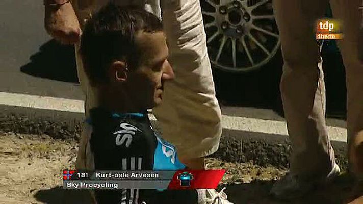 Vuelta ciclista a España - Impresionante caída parte la bici por la mitad