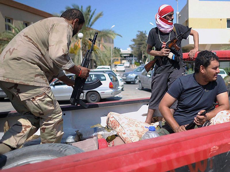 Los rebeldes libios dicen que controlan Trípoli pero continúan los combates | Ver