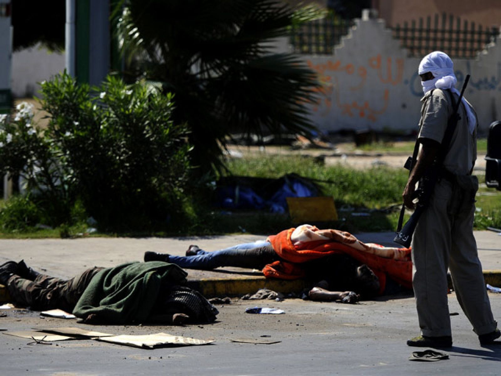 Los combates continúan en Trípoli mientras los rebeldes ponen precio a la cabeza de Gadafi
