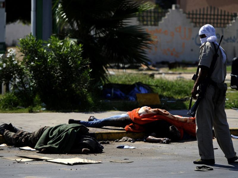 Los combates continúan en Trípoli mientras los rebeldes ponen precio a la cabeza de Gadafi