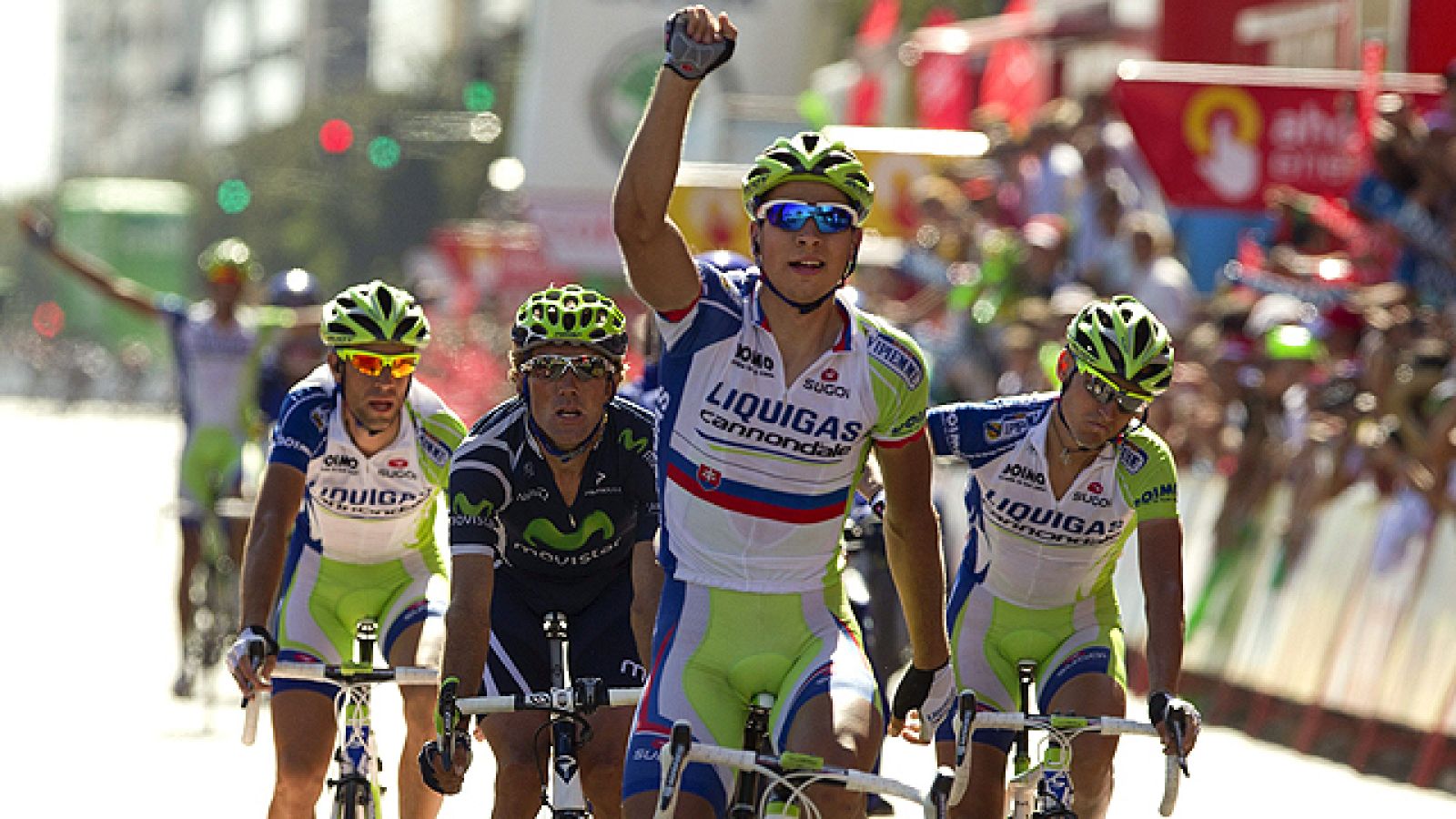 El corredor del Liquigas Peter Sagan se ha impuesto en la llegada masiva a Córdoba de la sexta etapa de la Vuelta ciclista a España 2011, después de un gran trabajo de su equipo, el Liquigas italiano.