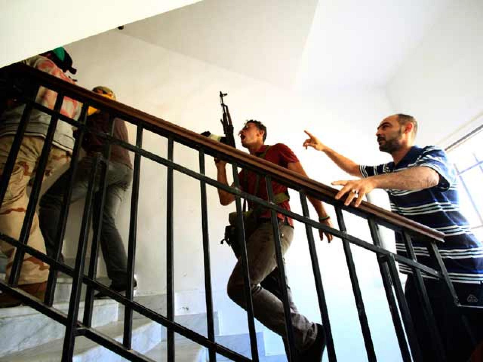 Gadafi llama a "purificar" Trípoli mientras los rebeldes asaltan su posible escondite