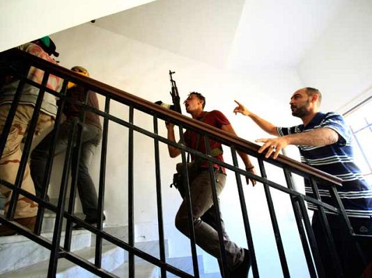 Telediario 1 - Gadafi llama a "purificar" Trípoli mientras los rebeldes lo buscan casa por casa