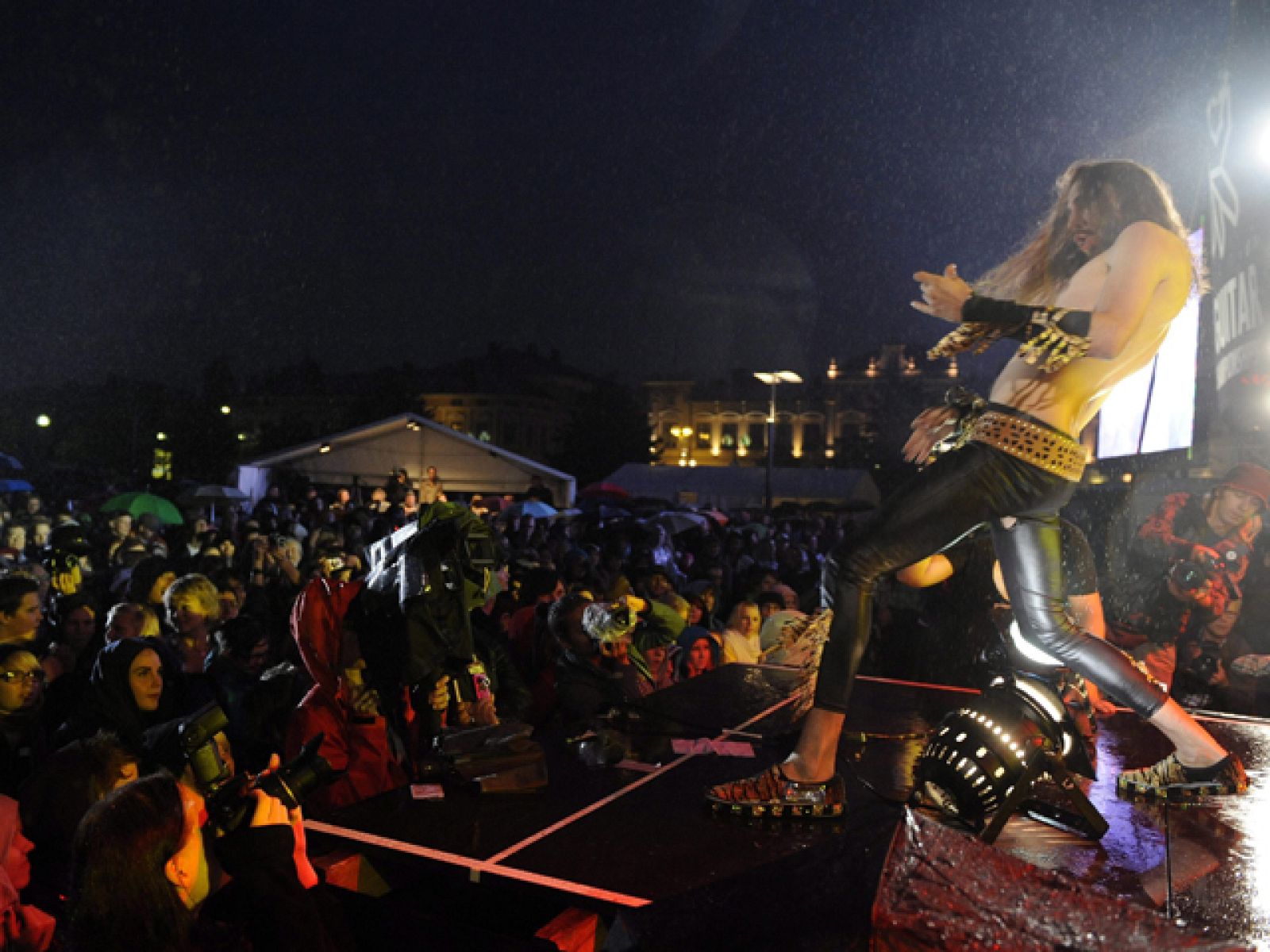 Tocar la guitarra sin tocarla - Informativo 24h | Ver