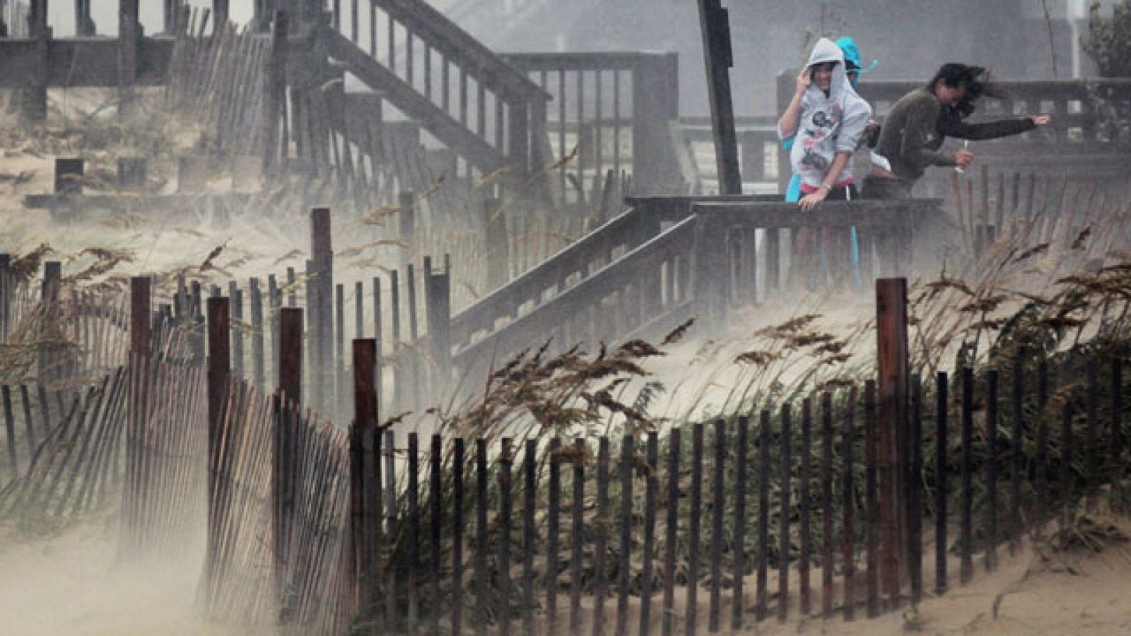 El huracán "Irene" se ha cobrado ya tres víctimas a su paso por Carolina del Norte | Ver