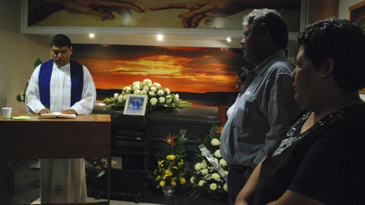 Telediario 1 - México entierra a las 52 víctimas