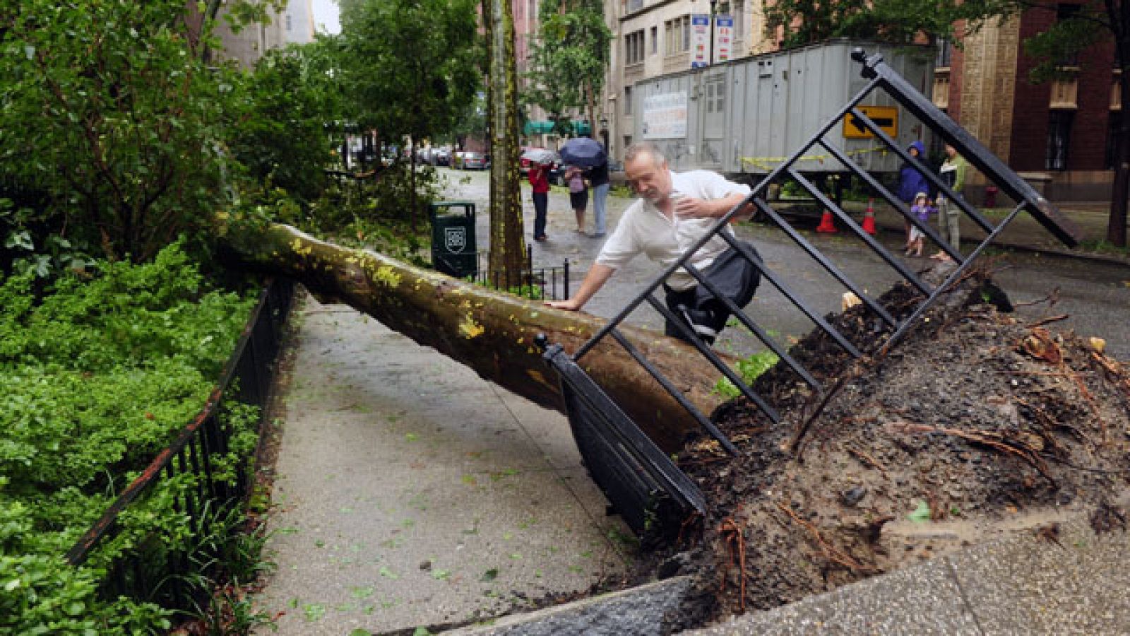 El huracán 'Irene' llega a Nueva York convertido en tormenta tropical - Informativo 24h | Ver