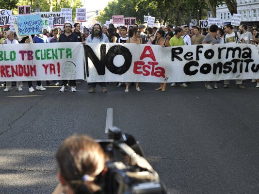 Informativo 24h - Miles de personas salen a la calle en toda España contra la reforma constitucional