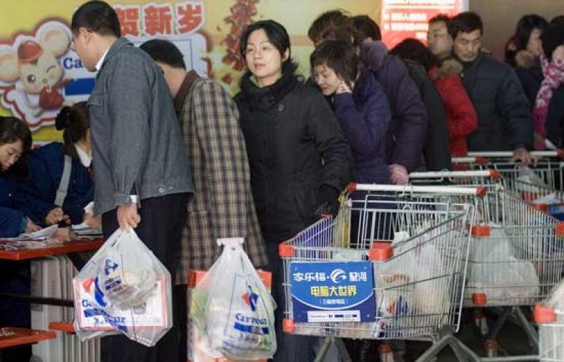 Una nueva normativa gubernamental para luchar contra la denominada "contaminación blanca" ha entrado en vigor en China y las bolsas de plástico distribuidas en los comercios han dejado de ser gratuitas en todo el país (02/06/08).