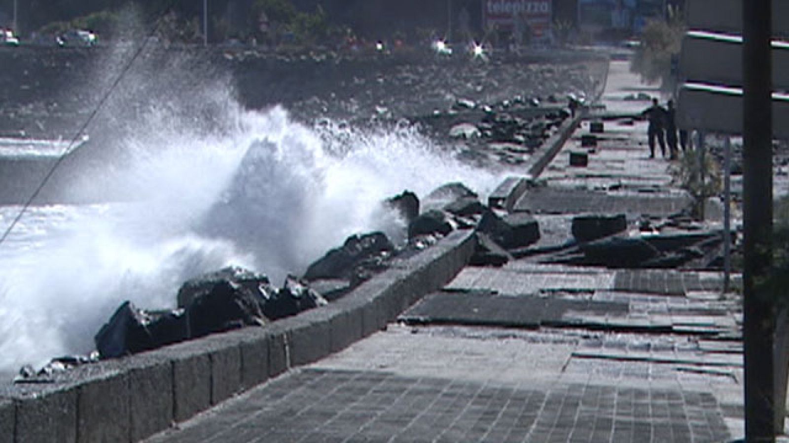 Olas de más de tres metros destrozan el paseo marítimo de San Andrés