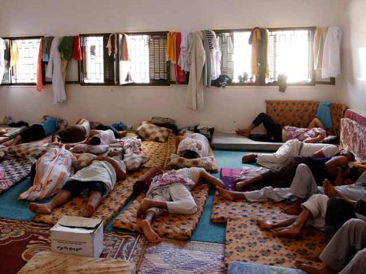 Telediario 1 - Los rebeldes mantienen a miles de prisioneros en escuelas y cárceles de todo el país