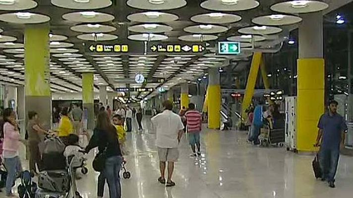 Telediario 1 - Los españoles afectados por el huracán Irene empiezan a llegar a Barajas y al Prat