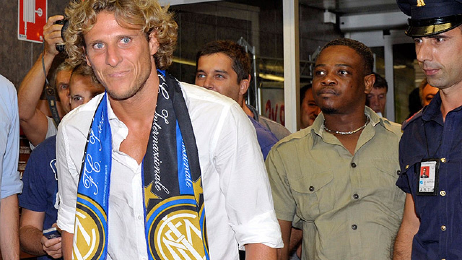 Diego Forlán ya se ha enfundado la bufanda de su nuevo club, el Inter de Milán, justo a su llegada al aeropuerto italiano.