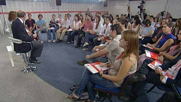 Telediario 1 - Rubalcaba se reúne con 50 jóvenes