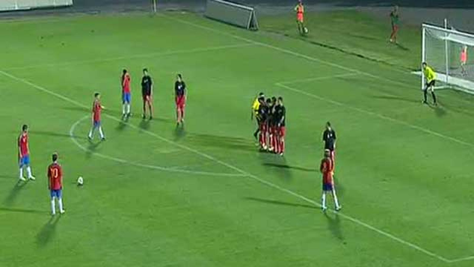 Canales coloca una falta en la escuadra