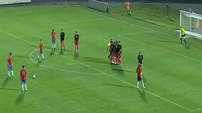 Canales coloca una falta en la escuadra