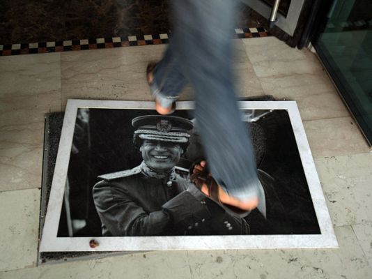 Informativo 24h - Los rebeldes piden a los combatientes de otras ciudades que abandonen Trípoli