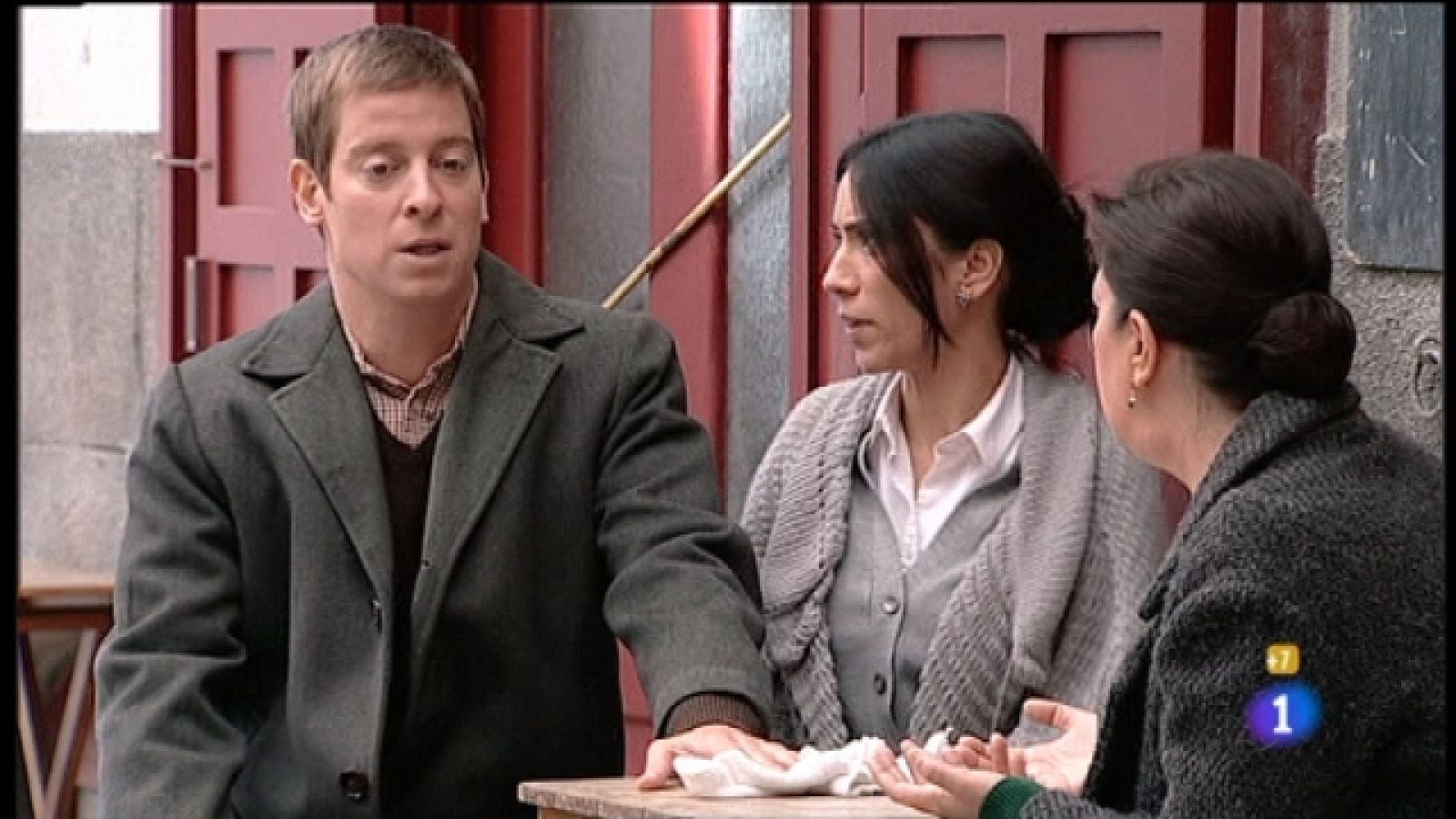 Amar en tiempos revueltos - T6 - Capítulo 261 - Irene hace uso de sus contactos con la Embajada de Guatemala - Ver ahora