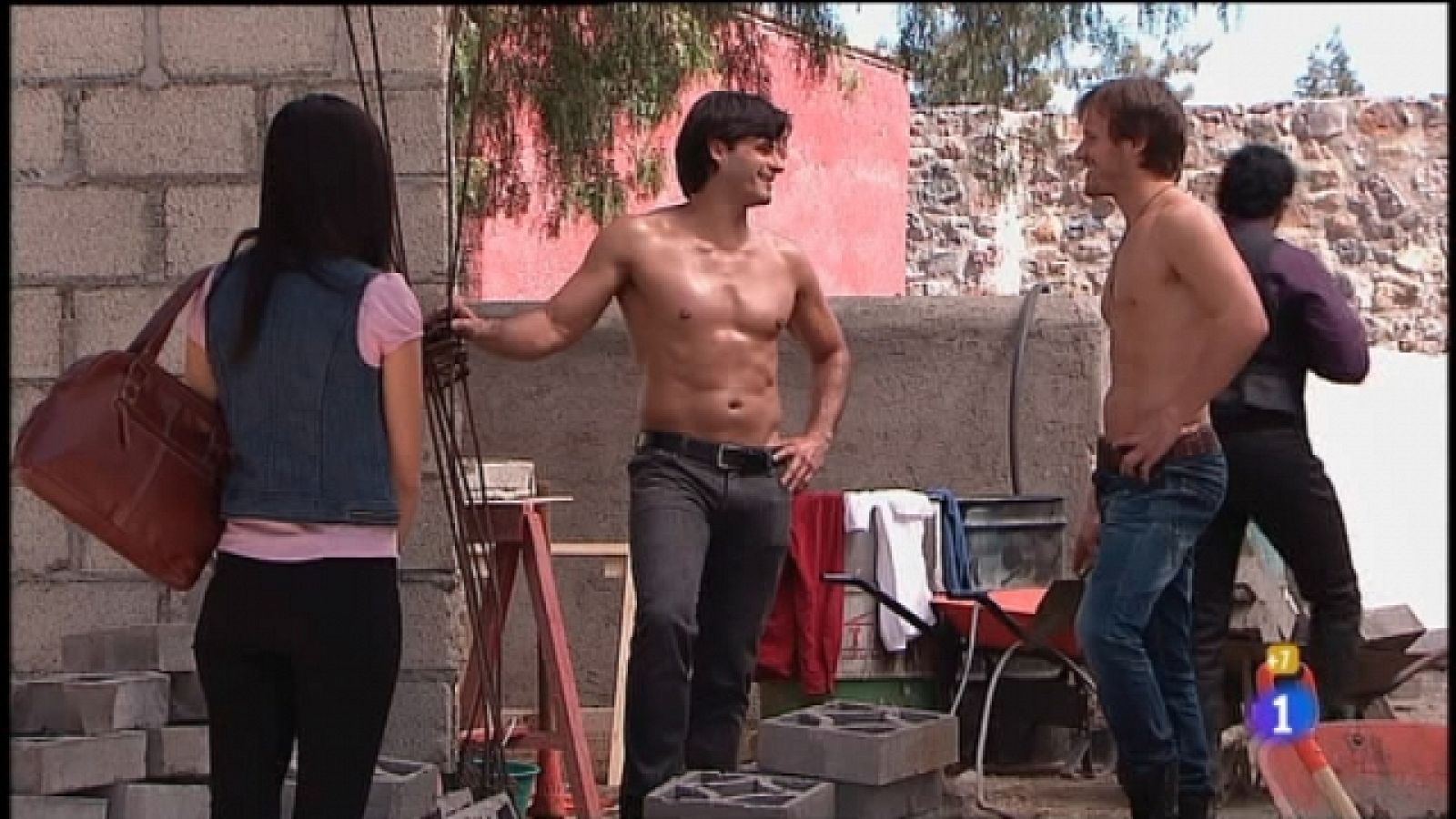 Amar de nuevo - Capítulo 34 - El Padre Leandro le dice a Román que va a dejar los hábitos - Ver ahora