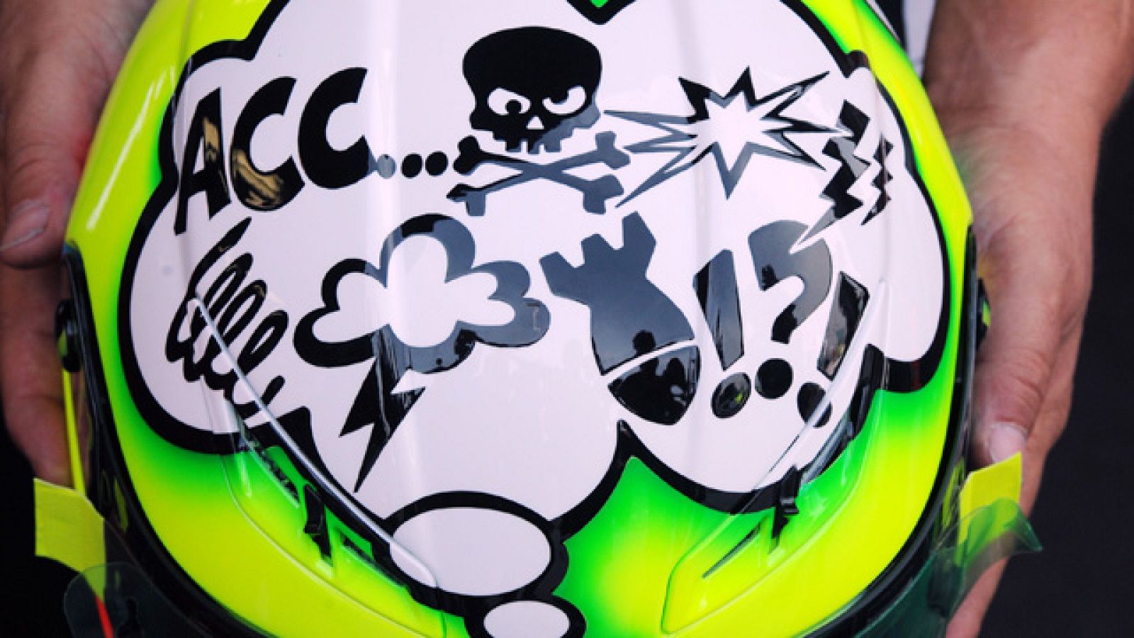 Rossi vuelve a estrenar casco | Ver