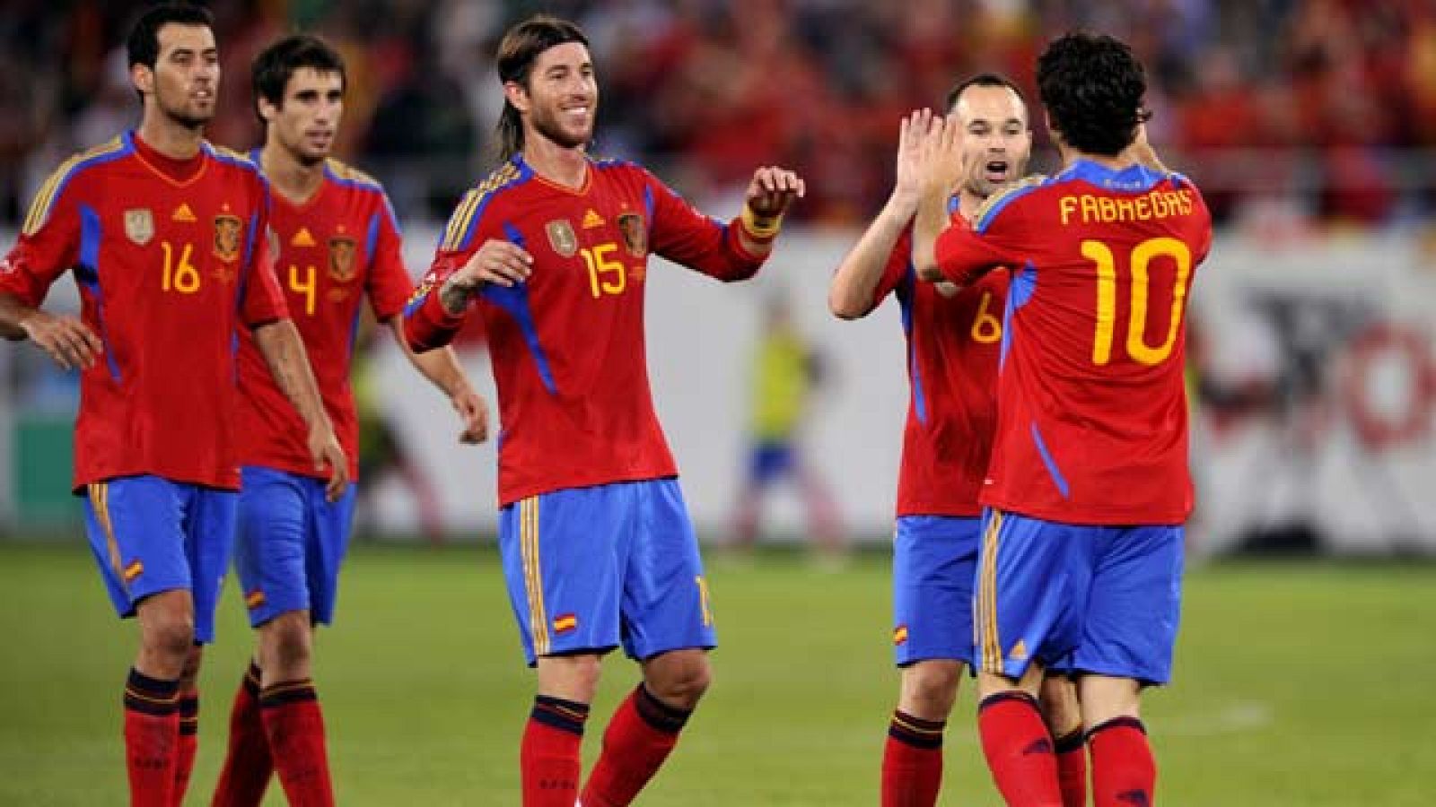 España está a sólo una victoria de su clasificación para la Eurocopa de fútbol. El empate entre Escocia y la Republica Checa nos ha puesto la clasificación en bandeja y eso puede ocurrir el martes contra Liechtenstein, en La 1.