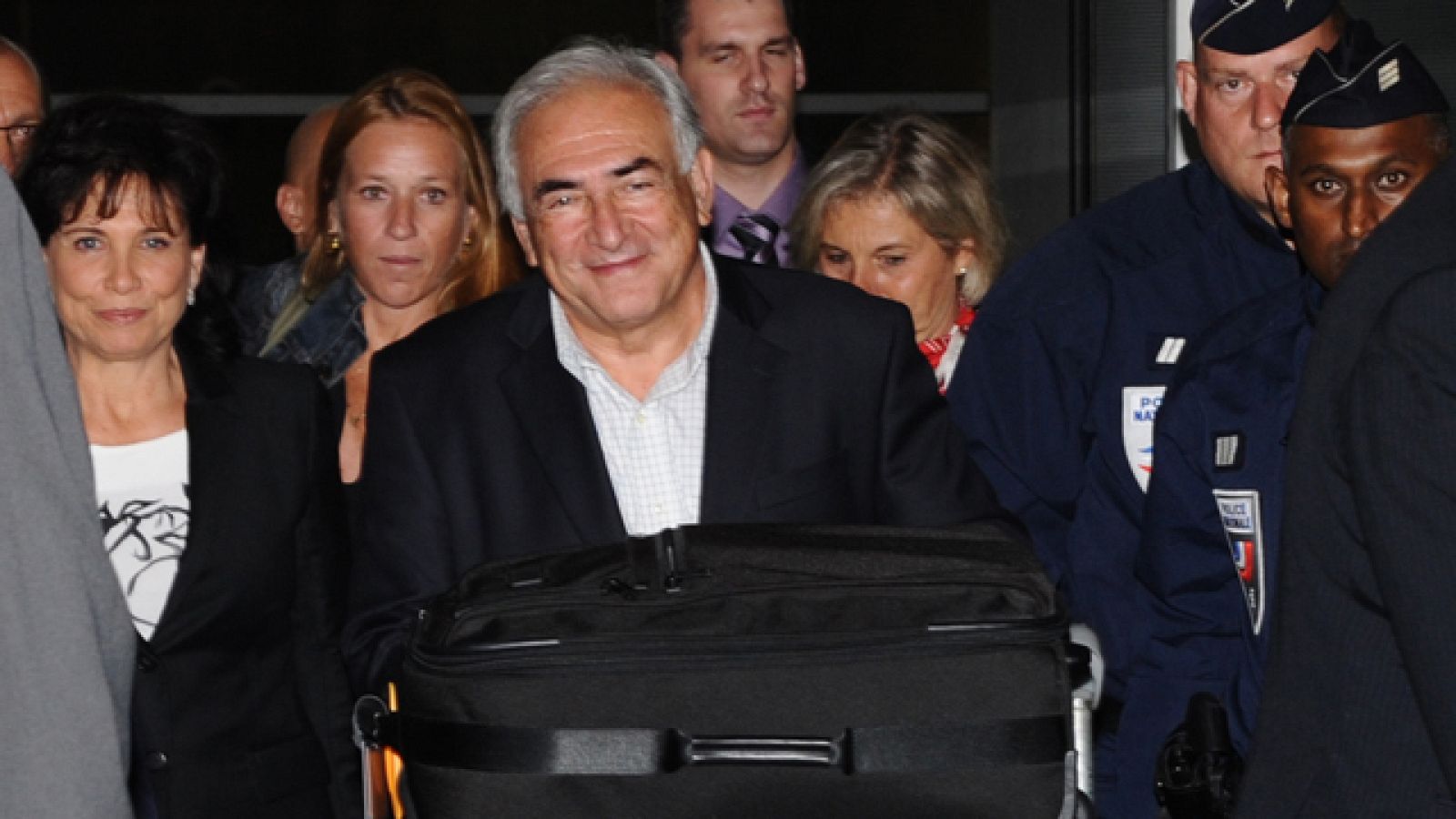 Strauss-Kahn llega a Francia entre una gran expectación - Informativo 24h | Ver