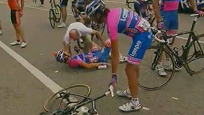 Vuelta ciclista a España - Enganchón y caída en el pelotón camino del Cordal