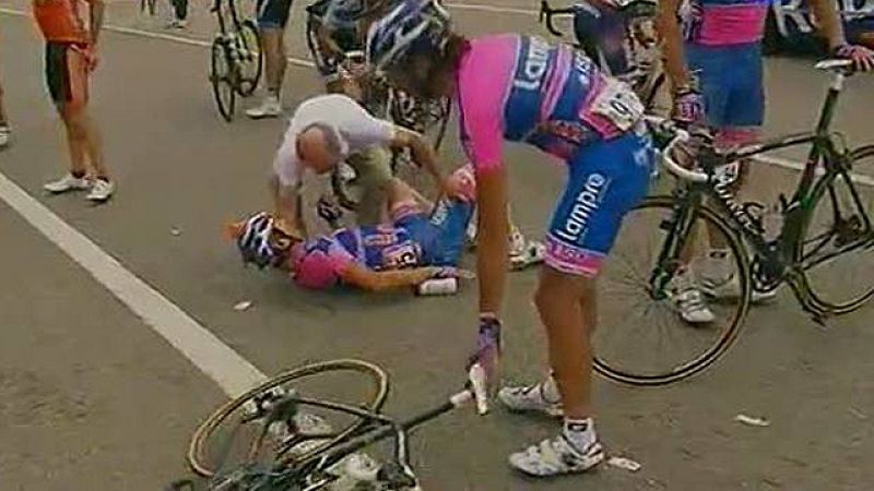 Enganchón y caída en el pelotón camino del Cordal