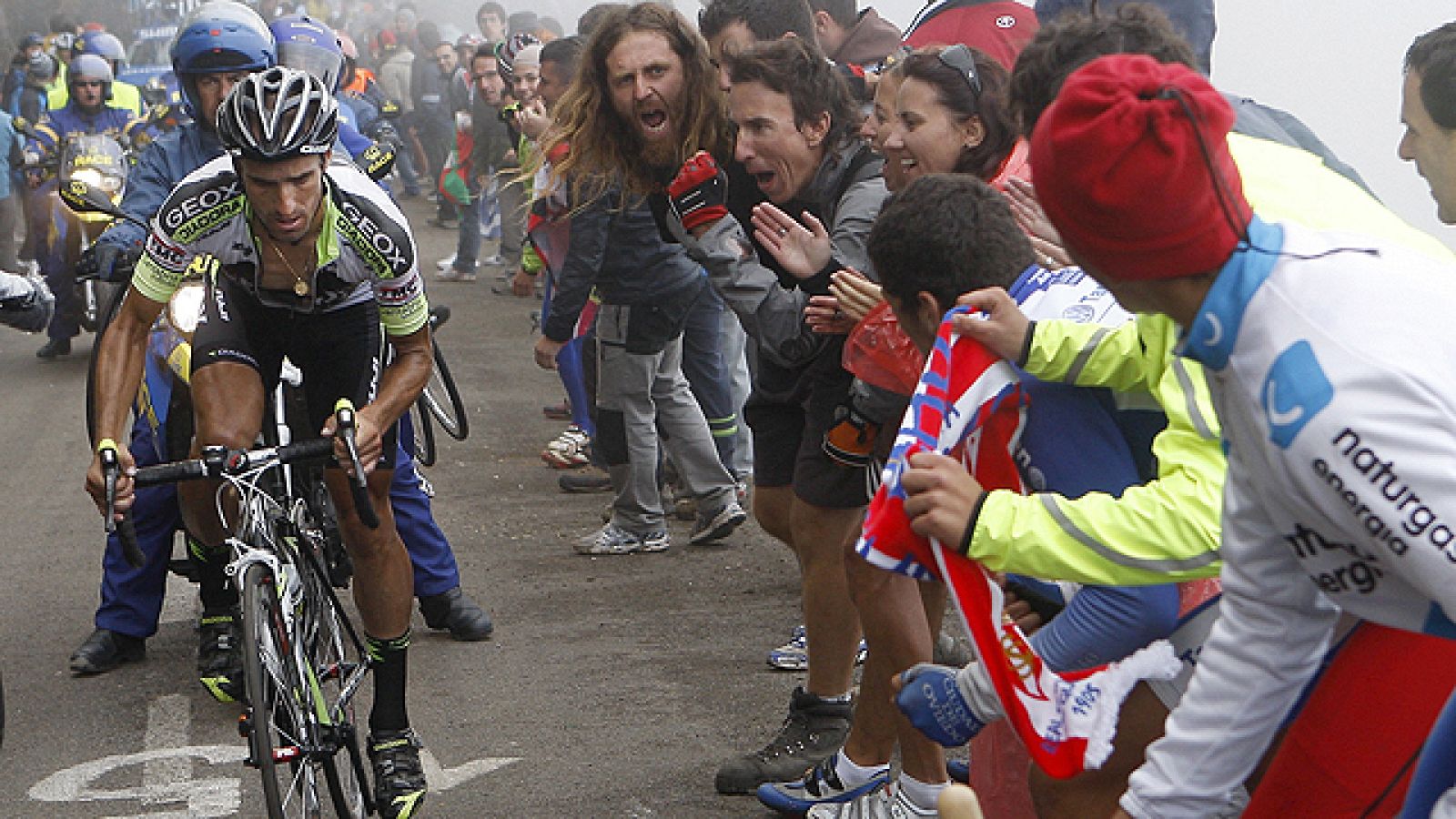 El día grande de Cobo no podía tener mejor escenario, nada menos que el "Olimpo" del ciclismo español. La jornada del Angliru. Un puerto considerado como el más duro de Europa junto a los italianos del Mortirolo y el Zoncolan. Allí, entre rampas impo