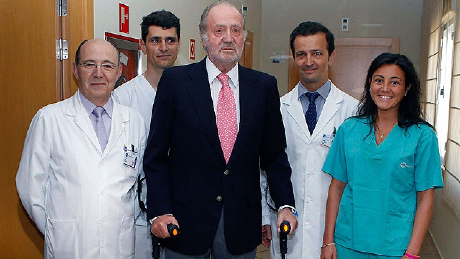 El Rey ya ingresa en el Hospital San Jose, en Madrid.