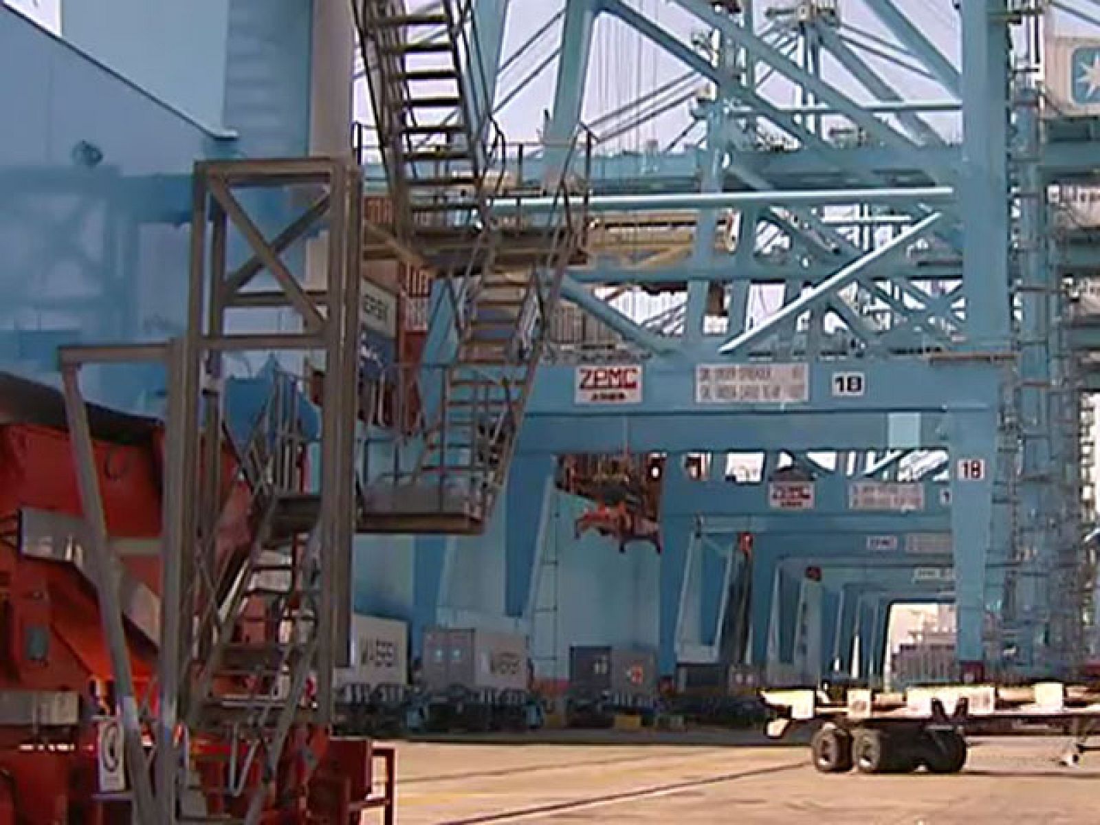 Los sindicatos señalan que la reforma no calma los mercados, mientras Rajoy la justifica