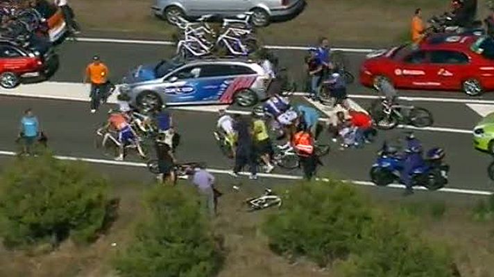Vuelta ciclista a España - Multitudinaria caída en la Vuelta