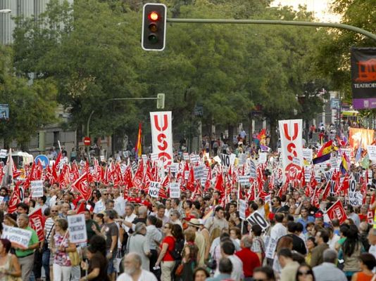 Informativo 24h - Cientos de personas marchan convocadas por los sindicatos contra la reforma de la Constitución