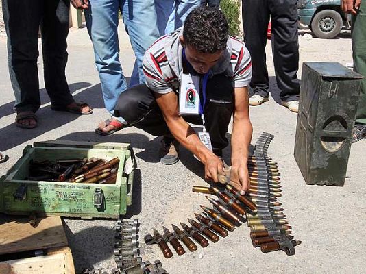 Telediario 1 - Las ONG alertan del riesgo de que grupos terroristas se apoderen de los arsenales de armas gadafistas