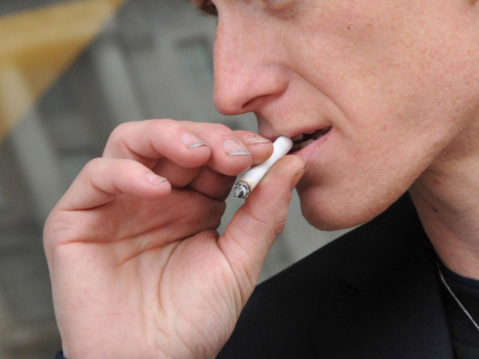 A la venta los cigarrillos que se apagan solos si no se aspiran | Ver