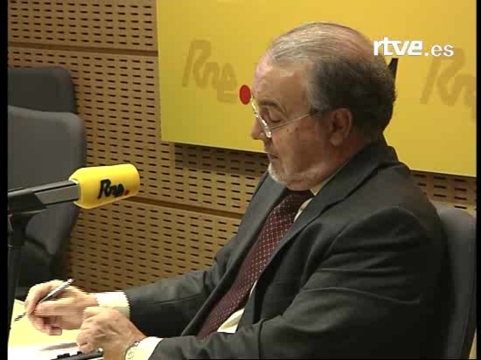 El ministro de Economías, Pedro Solbes, ha negado en Radio Nacional que haya una crisis económica en España