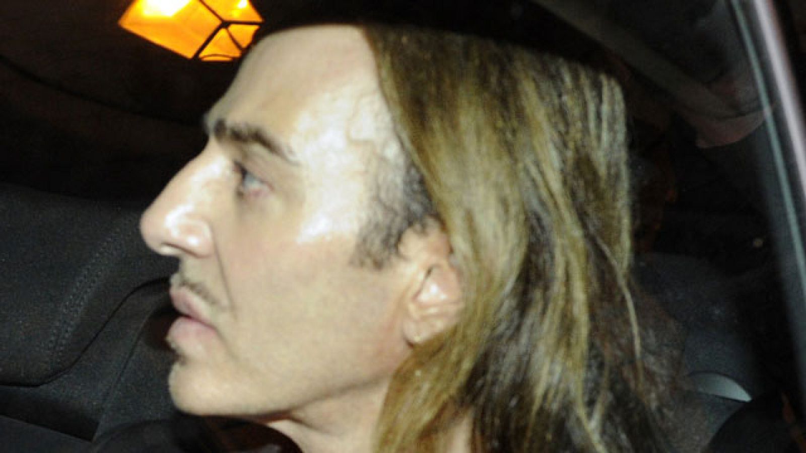 El diseñador John Galliano ha sido condenado hoy en París por sus insultos antisemitas