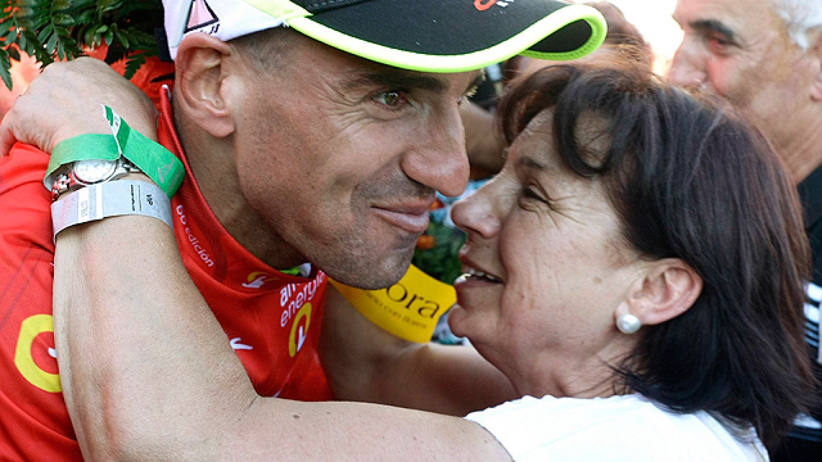 La Vuelta sale de Cantabria y la afición aún está eufórica después del espectáculo que ofreció su paisano Juanjo Cobo junto al británico Froome.