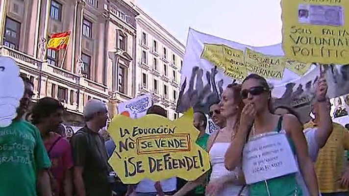Informativo 24h - Un centenar de personas protestan ante la Consejería de Educación tras el  endurecimiento de las condiciones del encierro de docentes